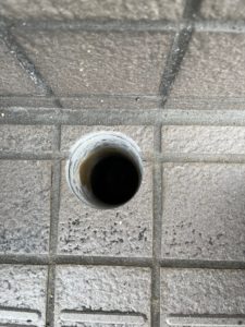 フェンス支柱施工のため土間に穴をあける機械